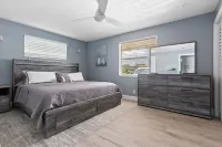 Glam's Guest House in Palm Beach Gardens Hotels near Phenix Salon Suites