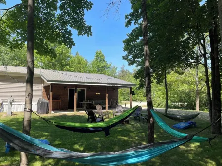 Northwoods getaway - minutes from beach, fishing & trails!