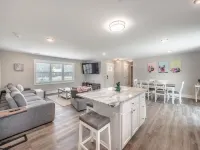 Spacious w/ all King Beds, 15 min from Beach + Downtown, Pup Friendly!