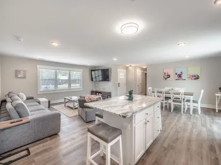 Spacious w/ all King Beds, 15 min from Beach + Downtown, Pup Friendly!