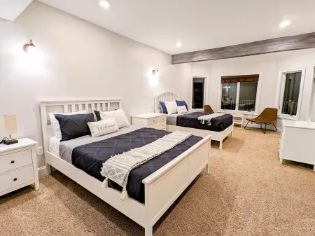 The Athena hideaway - hottub, firepit, lake & racetrack