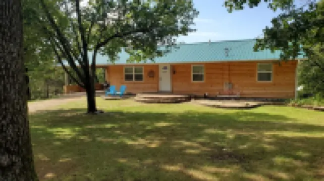 Relaxing Family-Friendly Cabin with Sprawling Deck & Fun-filled Game Room