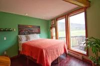 Unique Outdoorman's Dream! 25 Minutes to Chattanooga! Full Kitchen! Unique Stay