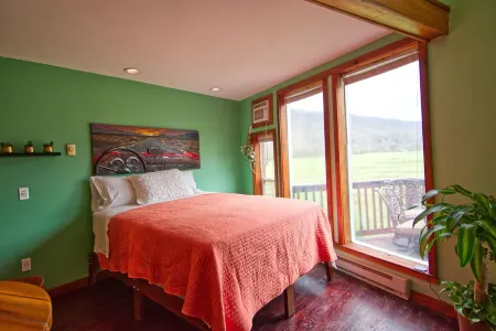 Unique Outdoorman's Dream! 25 Minutes to Chattanooga! Full Kitchen! Unique Stay