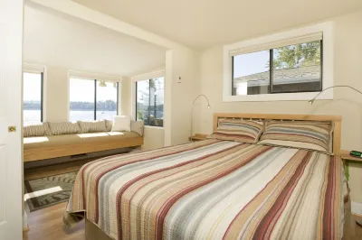 Tranquil Lake House near Seattle, Issaquah, Redmond Hotels near Yellow Lake