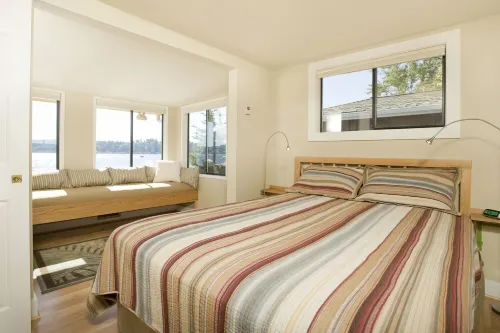 Tranquil Lake House near Seattle, Issaquah, Redmond