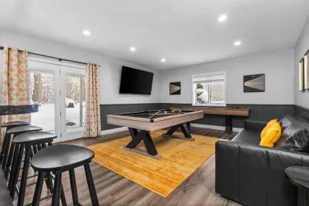 Private Lodge, Sleeps 22, Near Boyne, Indoor Heated Pool, 10 Acres,Game Rms,Pets