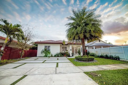Relax in Coral Terrace, just a quick 5-min drive to Coral gables and UM