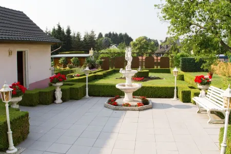 Central, quiet, vacation ambience, near Cologne Trade Fair & Mediterana Отели в г. Бергиш-Гладбах