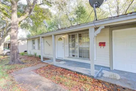 Arcade - 7000 games, King beds by West end