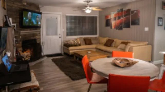 Ski In/Out - 1st floor - clean & cozy "Cinema Condo"