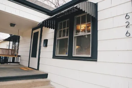 Chic Bungalow Located In The Heart Of Wichita