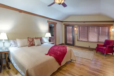 Charming Downtown Frankfort Condo overlooking Betsie Bay Hotels near Focus Gallery