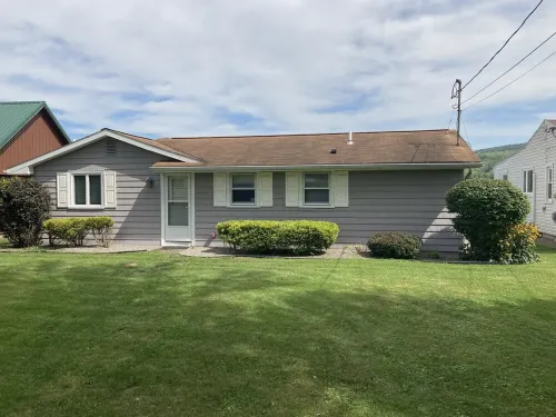 August September Specials on Newly Renovated Cottage with AC Right on the Lake