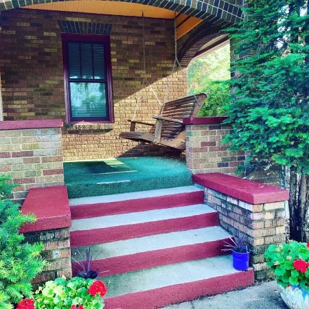 Cozy N Clean Brick Bungalow Dundee-  Best Porch Swing in the metro!
