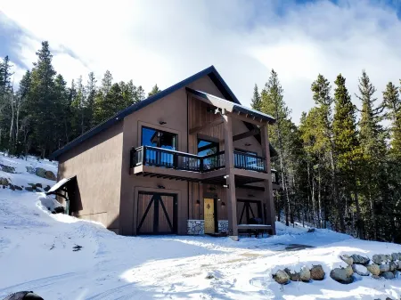 Newer Luxury Home, minutes from Breckenridge, Indoor Hot Tub, Mountain Views