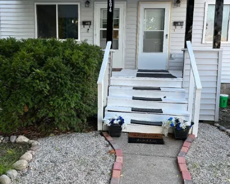 Vibrant 2 Bed Located Downtown/ Closing to Soaring Eagle/CMU Hotels in Mount Pleasant