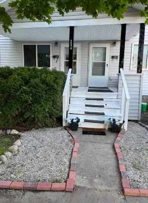 Vibrant 2 Bed Located Downtown/ Closing to Soaring Eagle/CMU Hotels in Mount Pleasant