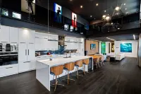 Modern City Loft in Downtown River District