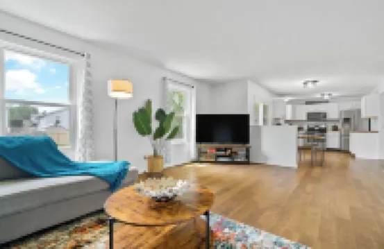 King Bed+Deck+Fenced Back Yard+Pets Welcome!