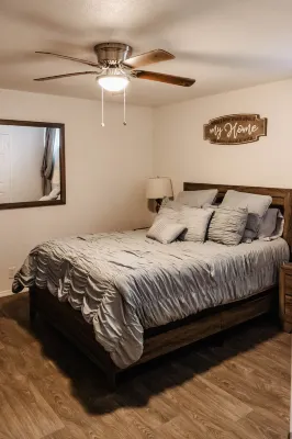 Lively 5 bd 2 1/2 bth pet friendly home minutes from downtown. GAME ROOM 🎱 Hotels near Highway 58 Shopping Center