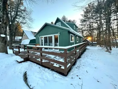 Cozy lakeside cottage with modern furniture on a quiet street. Hotel in zona Camp Bais Yaakov