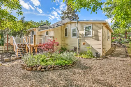 Charming house two blocks from downtown Ashland