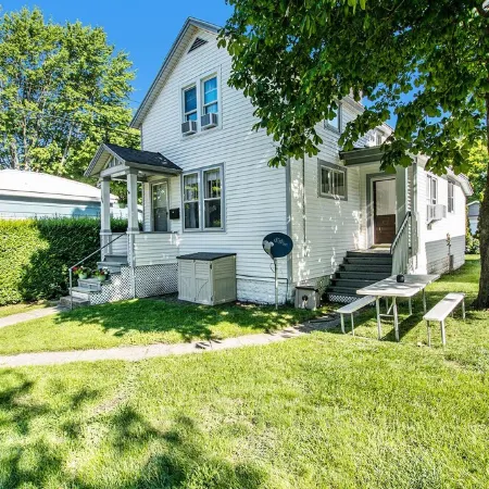 Lighthouse Cottage: 1 block from the beach, 2 blocks to downtown!