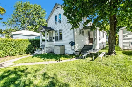 Lighthouse Cottage: 1 block from the beach, 2 blocks to downtown!