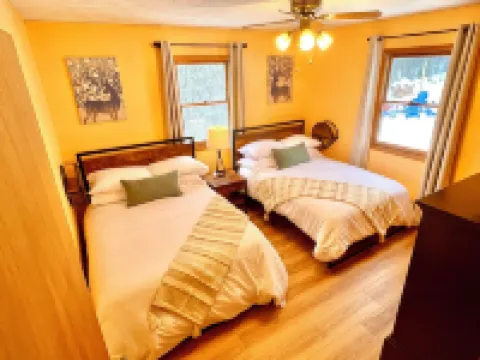 Scenic VIEWS! Pool table - Fire Pit - River Access - Arcade