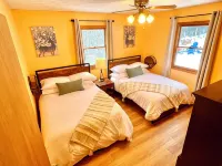 Scenic VIEWS! Pool table - Fire Pit - River Access - Arcade