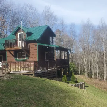 Secluded mountain cabin w. amazing views on 12 acres 3 miles to Blue Ridge Pkwy!