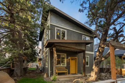 Downtown Sisters Modern Home Ideal Location! Dogs!