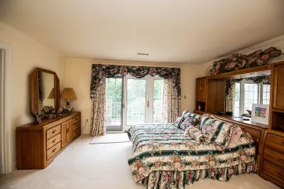 Gorgeous Chateau/House on 1.5 acres - in Annandale Center/ mins to Washington DC Hotels near Seoul Plaza