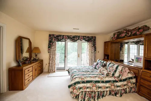 Gorgeous Chateau/House on 1.5 acres - in Annandale Center/ mins to Washington DC