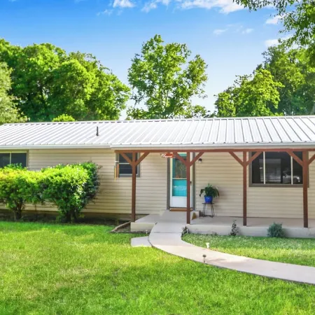 Lakeside Oasis ~ Pet Friendly ~ Pool Table ~ Sleeps 7 ~ Mcqueeney Texas Отели в г. Маккуини