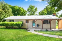 Lakeside Oasis ~ Pet Friendly ~ Pool Table ~ Sleeps 7 ~ Mcqueeney Texas