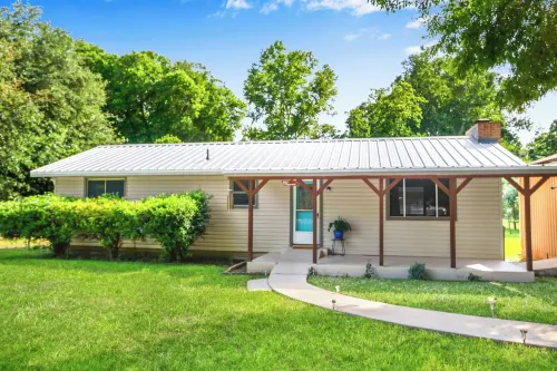Lakeside Oasis ~ Pet Friendly ~ Pool Table ~ Sleeps 7 ~ Mcqueeney Texas