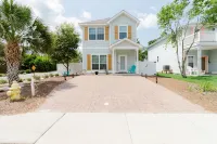 Emerald Beach Cottage, Walk to the Beach!