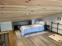 Relax & Unwind: Hot Tub, Hiking Trails, 3 Minutes to Village! - 발코니