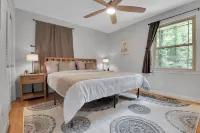 Spacious 6 bedroom house in GVL with Game Room, 2 Living Rooms, 3 King Beds Hotels in Wade Hampton