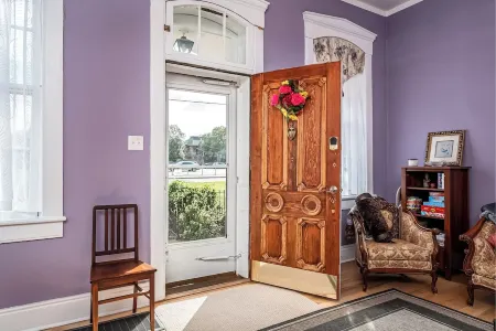 Landmark, accessible home in the heart of Belleville’s historic downtown Отели в г. Сент-Клэр