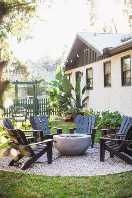 WALK to restaurants, lighthouse and shops! Charming  cottage, cozy & bright!