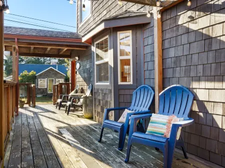 Beautiful Family Home, Less than one Block to the Beach