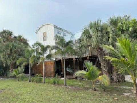 Island Beach Barn - charming vacation house with bay/dock and beach access Hotels in Placida