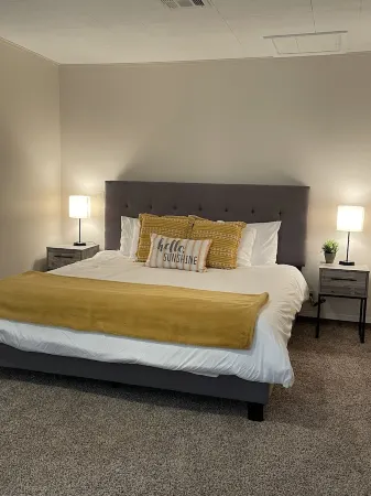 NEW!!!!! Beautifully Remodeled 5 Bedroom Mesilla Street Home- All New Furniture Отели рядом с достопримечательностью «Museum of Nature & Science»