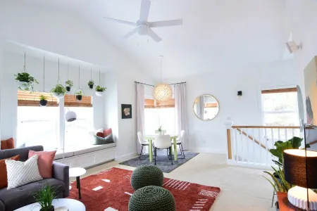 Private 800 sq. ft. Suite in Nature Right by the Road to Mt. Bachelor Ski Resort Отели рядом с достопримечательностью «Хай Десерт Музеум»