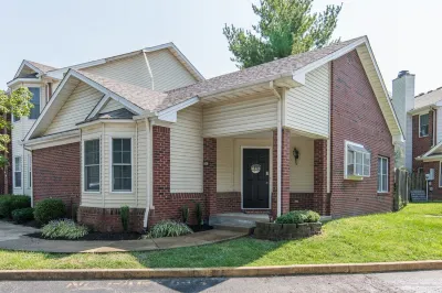 Southern Charm- Spacious Townhome Close to UK Hotels near Malibu Jack's Lexington