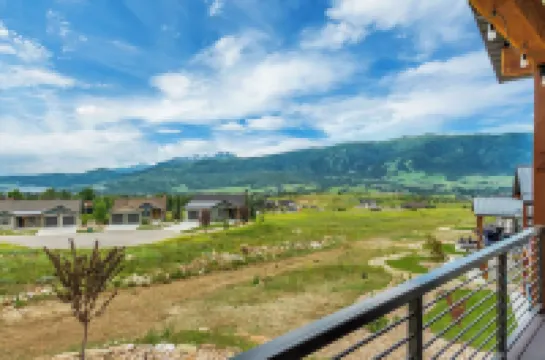 "Powder & Pine" NEW Mountain and Lake View Home in Eden, Utah