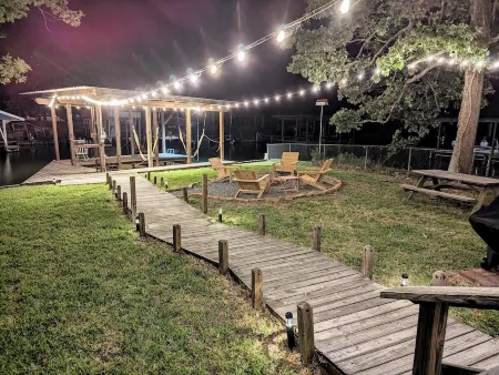 Boathouse, 2 King Beds, Firepit, Huge Yard + Pet-Friendly! Peaceful & Luxurious